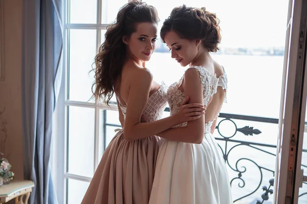 Güzel Gelin Nedimeleri Lüks Elbiseler Düğün Photosession Ikiz Genç Kadınlarda — Stok fotoğraf