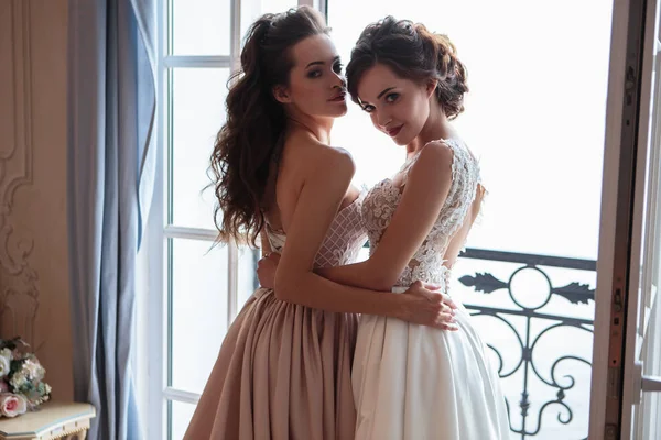 Krásná Nevěsta Družičky Luxusních Šatech Dvojčata Mladé Ženy Svatební Focení — Stock fotografie
