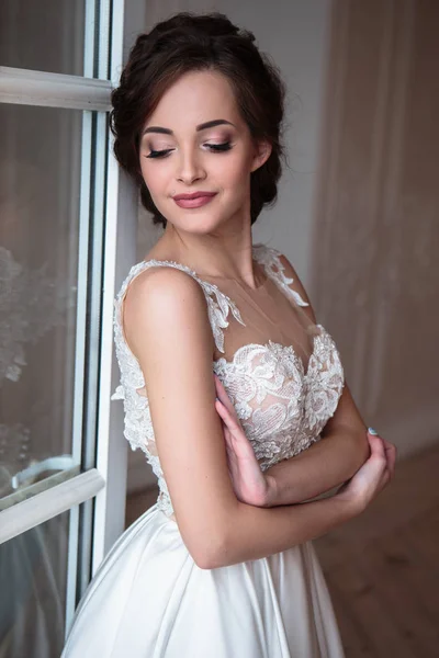 Красива Наречена Розкішній Сукні Красива Молода Жінка Весільній Фотосесії — стокове фото