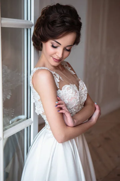 Красивая Невеста Роскошном Платье Красивая Молодая Женщина Свадебной Фотосессии — стоковое фото