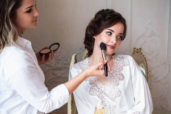 Maquillador Preparando Hermosa Novia Antes Boda Una Mañana —  Fotos de Stock
