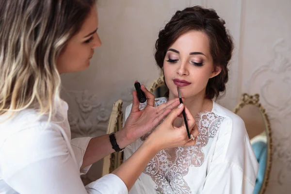 Maquillador Preparando Hermosa Novia Antes Boda Una Mañana —  Fotos de Stock