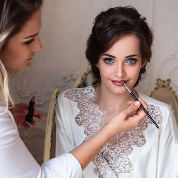 Make Artist Bereitet Schöne Braut Vor Der Hochzeit Einem Morgen — Stockfoto
