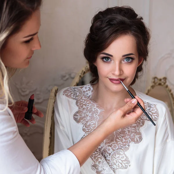 Maquillador Preparando Hermosa Novia Antes Boda Una Mañana —  Fotos de Stock