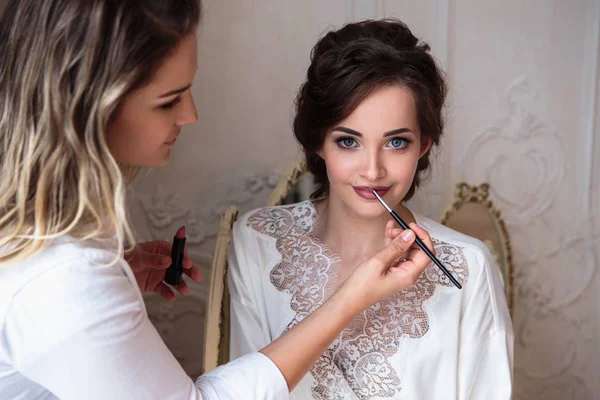 Makeupartist Förbereder Vackra Bruden Innan Bröllopet Morgon — Stockfoto