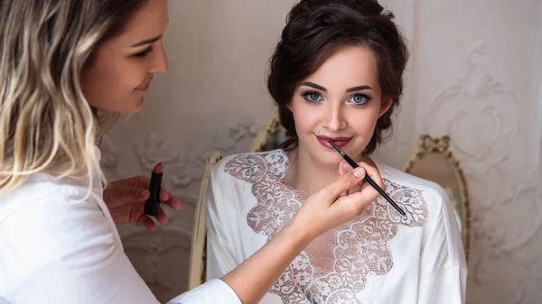 Artista Maquiagem Preparar Noiva Bonita Antes Casamento Uma Manhã — Fotografia de Stock