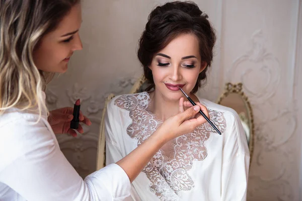 Artista Maquiagem Preparar Noiva Bonita Antes Casamento Uma Manhã — Fotografia de Stock