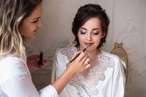 Artista Maquiagem Preparar Noiva Bonita Antes Casamento Uma Manhã — Fotografia de Stock