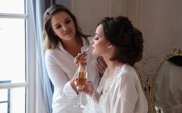 Maquillador Preparando Hermosa Novia Antes Boda Una Mañana — Foto de Stock