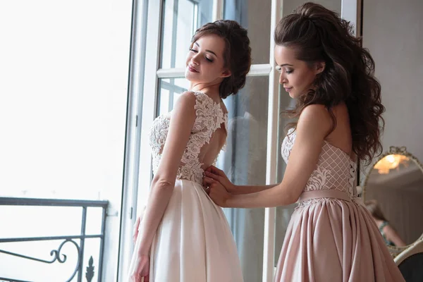 Όμορφη Νύφη Και Παράνυμφων Στην Πολυτελή Φορέματα Δίδυμα Νεαρών Γυναικών — Φωτογραφία Αρχείου