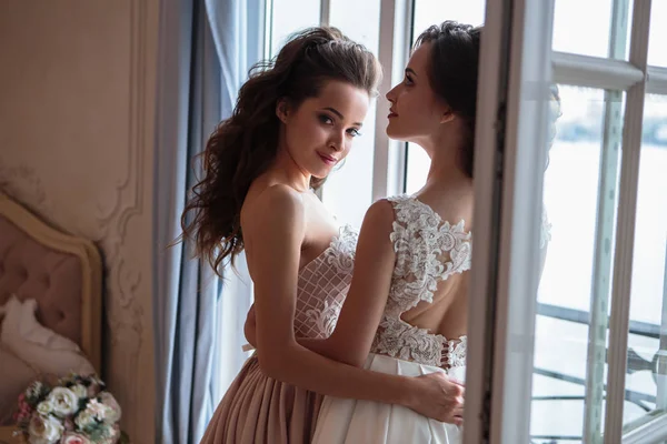 Bella Sposa Damigelle Onore Abiti Lusso Gemelle Giovani Donne Foto — Foto Stock