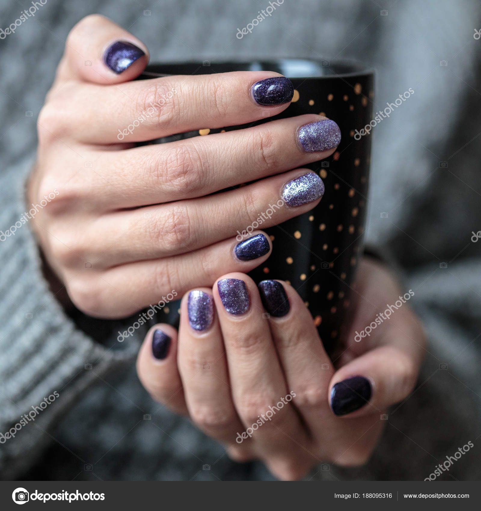 豪華なマニキュア 紫と銀の爪のポーランド語 クローズ アップの写真 グレーのニット服を背景に女性の手 ストック写真 C Cherry Daria 豪華なマニキュア 紫と銀の爪のポーランド語 クローズ アップの写真 グレーのニット服を背景に女性の手 ストック写真 C Cherry Daria
