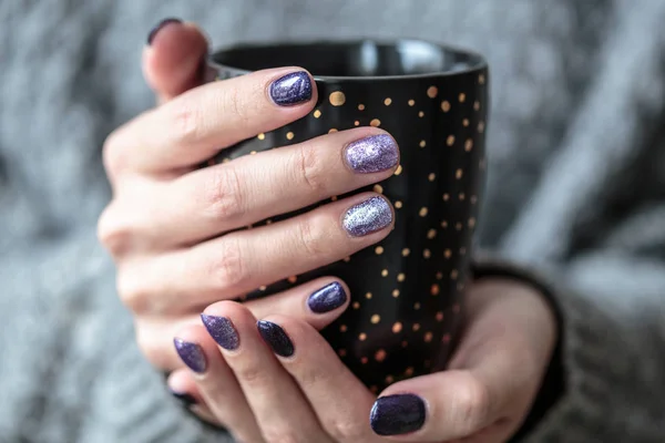 Przepiękny Manicure Fioletowy Srebrny Lakier Paznokci Zbliżenie Zdjęcie Kobiece Ręce — Zdjęcie stockowe