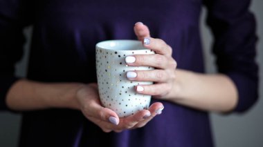 Güzel manikür, pastel ihale renk oje, closeup fotoğraf. Basit arka plan üzerinde eller