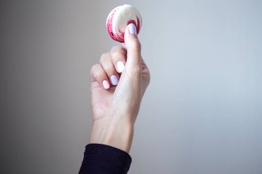 kadın macaroons onun elinde tutar. Makro fotoğraf renkli bisküvi kadar kapatın. Manikür, tırnak sanat