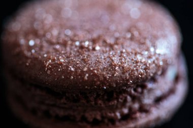 siyah ahşap bir masa üzerinde macaroons bileşimi. Makro fotoğraf renkli bisküvi kadar kapatın