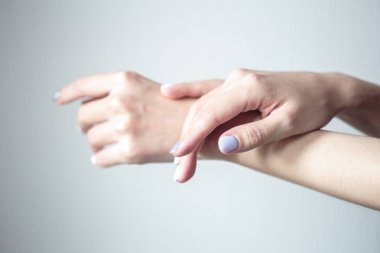 Güzel manikür, pastel ihale renk oje, closeup fotoğraf. Basit arka plan üzerinde eller