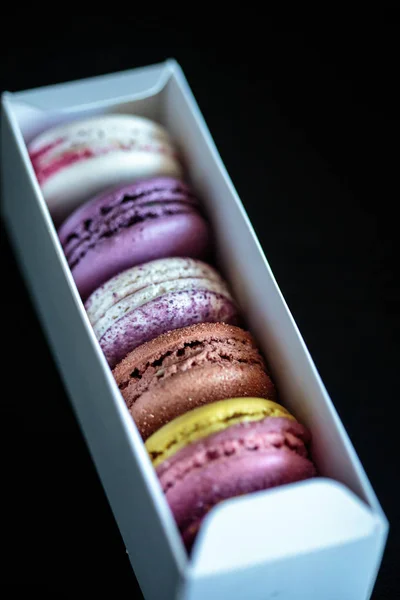 Boîte Cadeau Avec Macarons Intérieur Photo Rapprochée Biscuits Colorés — Photo