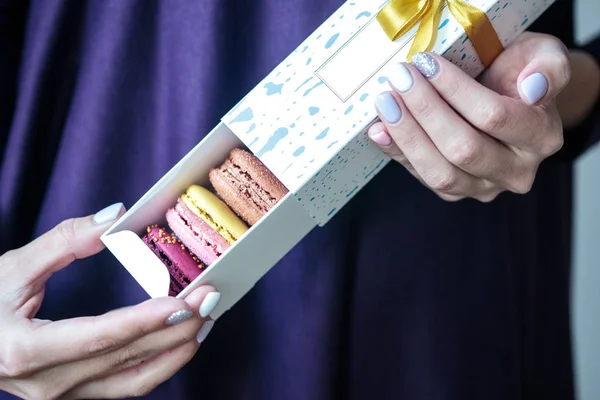 Jelen Doboz Egy Arany Macaroons Belül Tart Egy Doboz Keksz — Stock Fotó