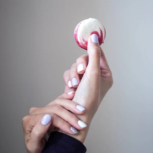 Macaroons Tartja Kezében Közelről Makró Fotó Színes Keksz Manikűr Műköröm — Stock Fotó