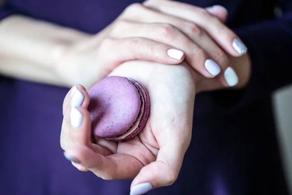 Mujer Sostiene Macarrones Sus Manos Cerrar Foto Macro Galletas Colores —  Fotos de Stock