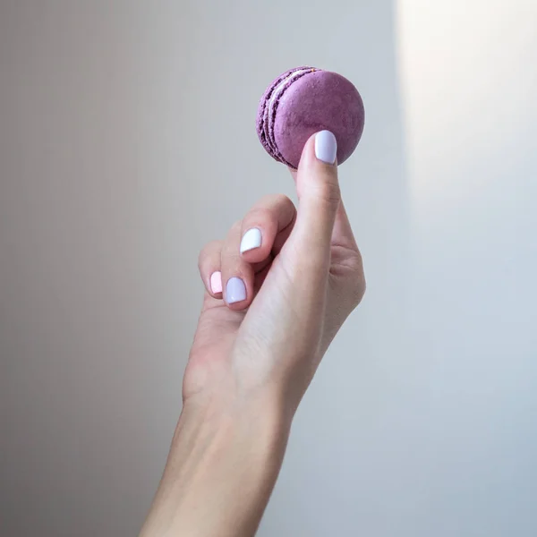 Mujer Sostiene Macarrones Sus Manos Cerrar Foto Macro Galletas Colores — Foto de Stock