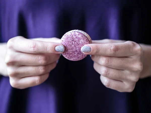 Macaroons Tartja Kezében Közelről Makró Fotó Színes Keksz Manikűr Műköröm — Stock Fotó