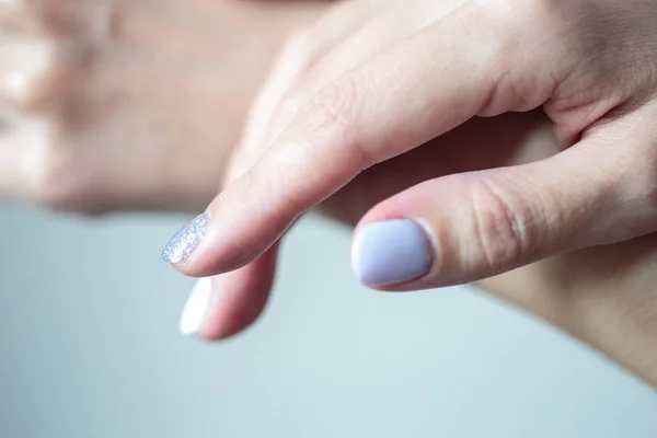 Πανέμορφο Μανικιούρ Τρυφερή Παστελ Βερνίκι Νυχιών Closeup Φωτογραφία Γυναικεία Χέρια — Φωτογραφία Αρχείου