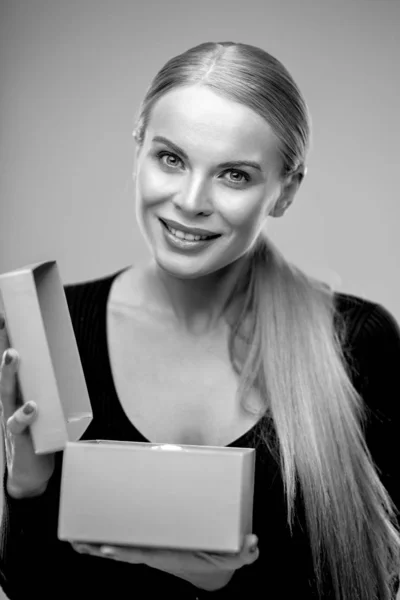 Młoda Blondynka Pięknymi Zdrowymi Długimi Włosami Naturalnym Makijażem Posiada Pudełko — Zdjęcie stockowe