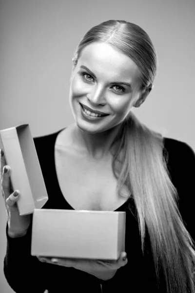 Młoda Blondynka Pięknymi Zdrowymi Długimi Włosami Naturalnym Makijażem Posiada Pudełko — Zdjęcie stockowe