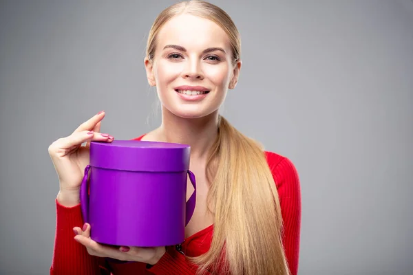 Giovane Donna Bionda Con Bei Capelli Lunghi Sani Trucco Naturale — Foto Stock