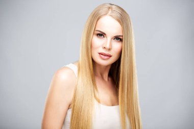 Parlak uzun düz saçları ve doğal makyajı olan güzel sarışın kadın. Moda portresi izole.