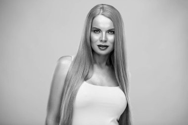 Parlak uzun düz saçları ve doğal makyajı olan güzel sarışın kadın. Moda portresi izole.