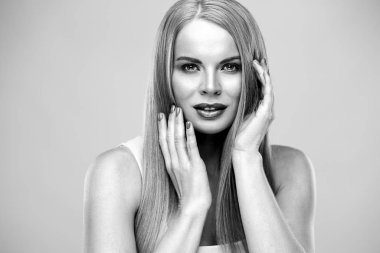 Parlak uzun düz saçları ve doğal makyajı olan güzel sarışın kadın. Moda portresi izole.