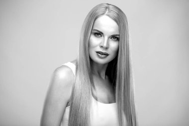 Parlak uzun düz saçları ve doğal makyajı olan güzel sarışın kadın. Moda portresi izole.