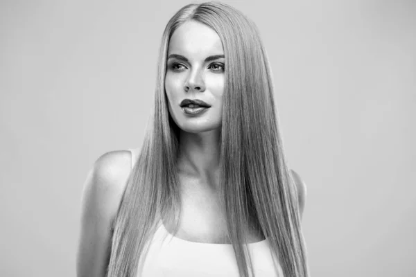 Krásná Blondýnka Lesklými Dlouhými Rovnými Vlasy Přírodní Čerstvý Make Módní — Stock fotografie