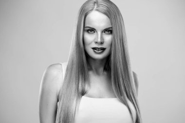 Parlak uzun düz saçları ve doğal makyajı olan güzel sarışın kadın. Moda portresi izole.
