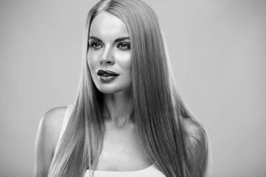 Parlak uzun düz saçları ve doğal makyajı olan güzel sarışın kadın. Moda portresi izole.