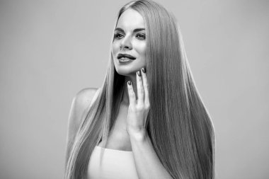 Parlak uzun düz saçları ve doğal makyajı olan güzel sarışın kadın. Moda portresi izole.