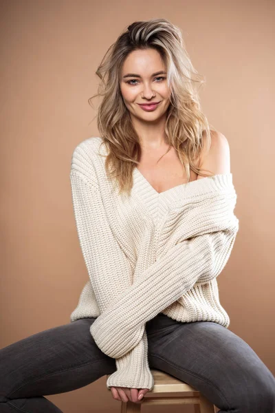 Beautiful Blonde Woman Knitted Sweater Brown Background Casual Style Fashion — 스톡 사진