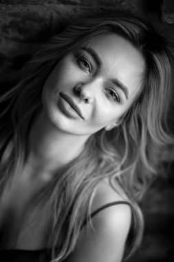 İpek kırmızı elbiseli güzel sarışın kadın tavan arasında poz veriyor. Moda güzellik portresi