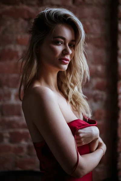 Beautiful Blonde Woman Silk Red Dress Combination Posing Loft Background — 스톡 사진