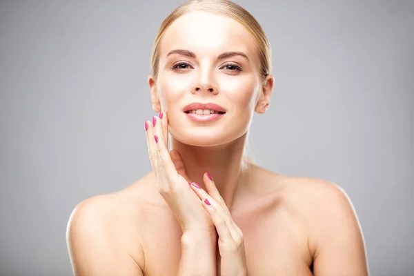 Piękny Portret Młodej Blondynki Zdrowej Skórze Miękkim Naturalnym Makijażu Zdrowie — Zdjęcie stockowe