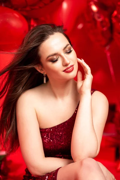 Schöne Junge Frau Rotem Abendkleid Posiert Vor Rotem Hintergrund Mit — Stockfoto