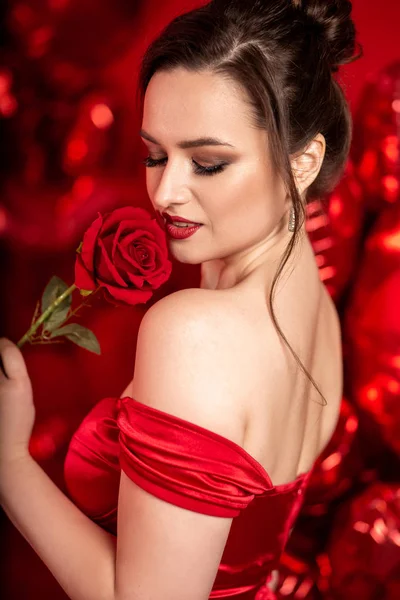 Belle Jeune Femme Robe Soirée Rouge Posant Sur Fond Rouge — Photo