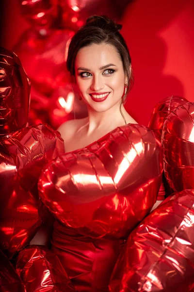 Hermosa Mujer Joven Vestido Noche Rojo Posando Sobre Fondo Rojo — Foto de Stock