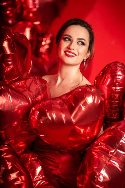 Mulher Bonita Vestido Noite Vermelho Posando Sobre Fundo Vermelho Com — Fotografia de Stock