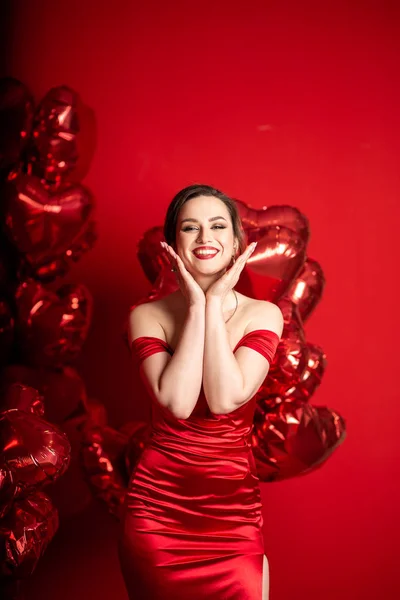 Hermosa Mujer Joven Vestido Noche Rojo Posando Sobre Fondo Rojo —  Fotos de Stock