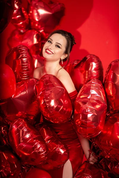 Hermosa Mujer Joven Vestido Noche Rojo Posando Sobre Fondo Rojo — Foto de Stock