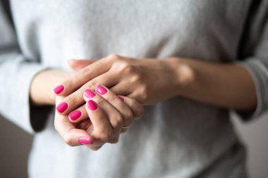 Manikür fotoğrafı, mükemmel pembe cilalı kadın elleri.